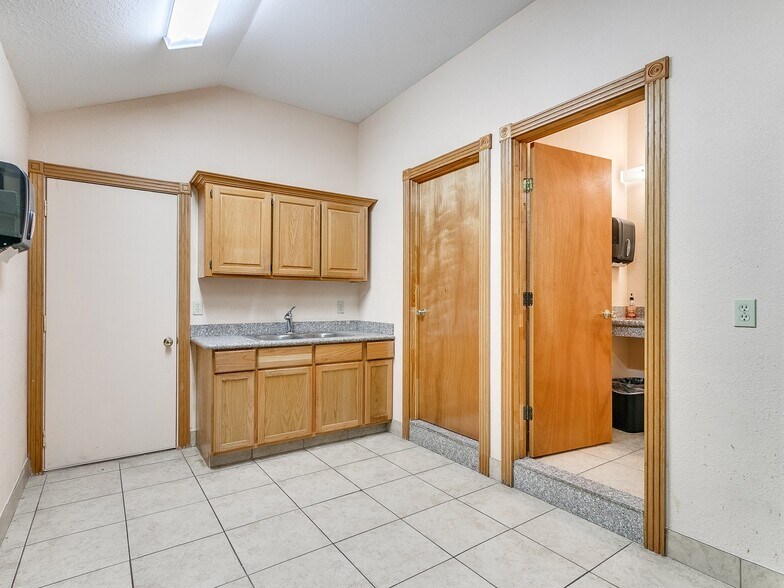 More Photos Of 2124 S Shadowlake, Oklahoma City Medical For Lease