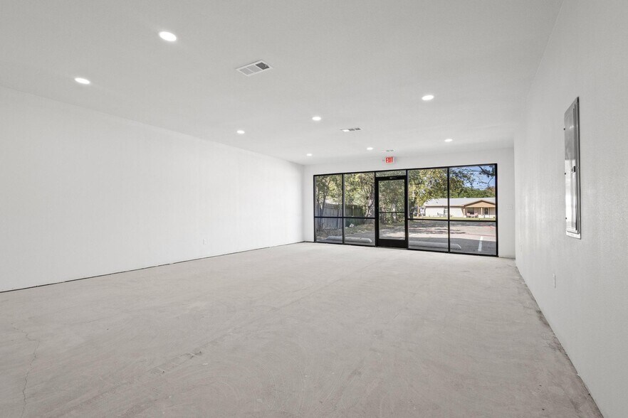 More Photos Of 717 E Liberty St, Pilot Point Storefront Retail Office For Lease