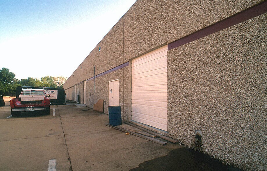 More Photos Of 12901 Nicholson Rd, Dallas Light Manufacturing For Lease