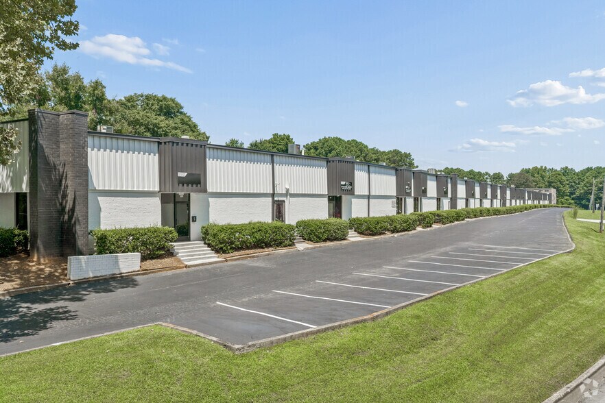 More Photos Of 1870-1908 Forge St, Tucker Distribution For Lease