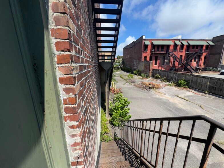 More Photos Of 390 S Main St, Memphis Office For Sale