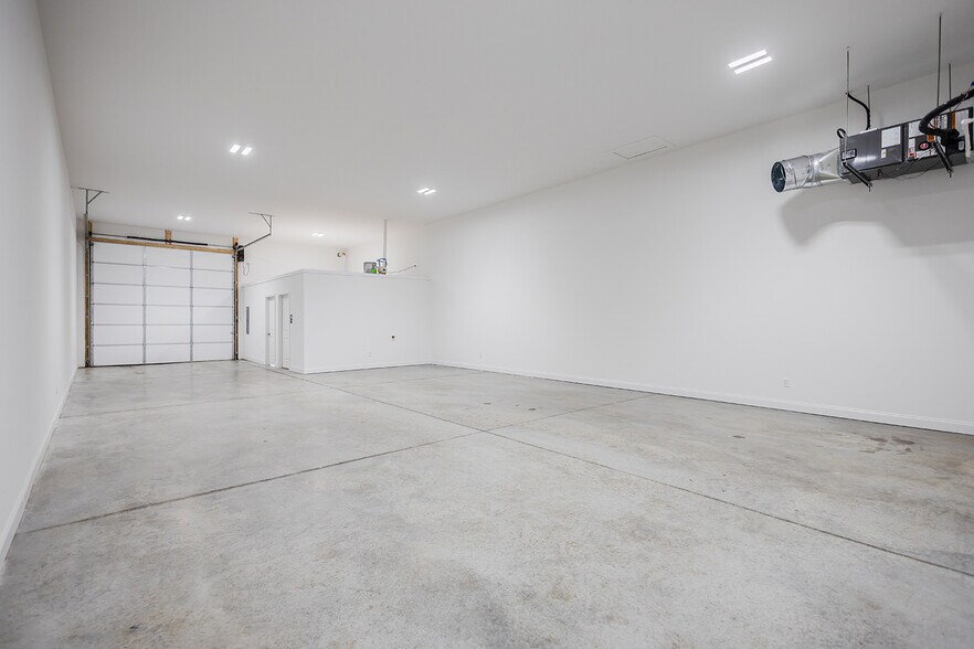 More Photos Of 400 Red Squirrel St, Bowling Green Showroom For Sale