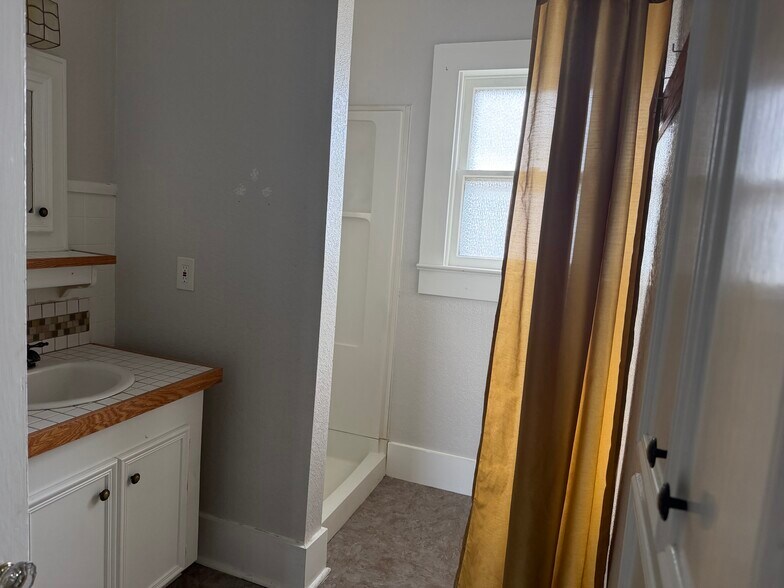 More Photos Of 102 E University Ave, Georgetown Office For Sale