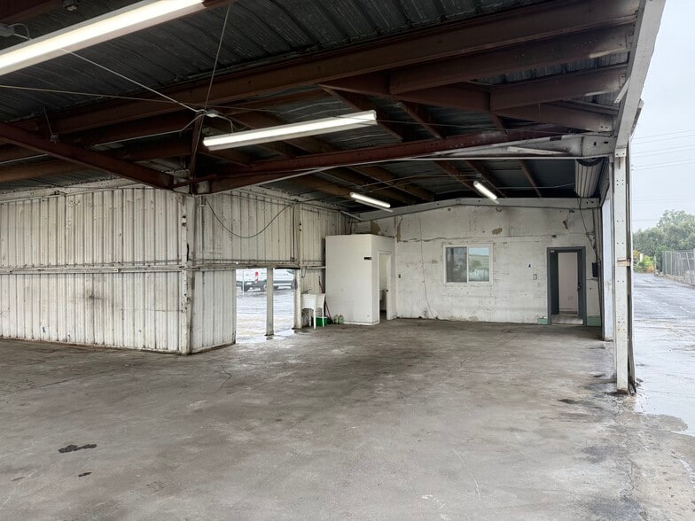 More Photos Of 5925 Payton Ave, Riverside Warehouse For Lease