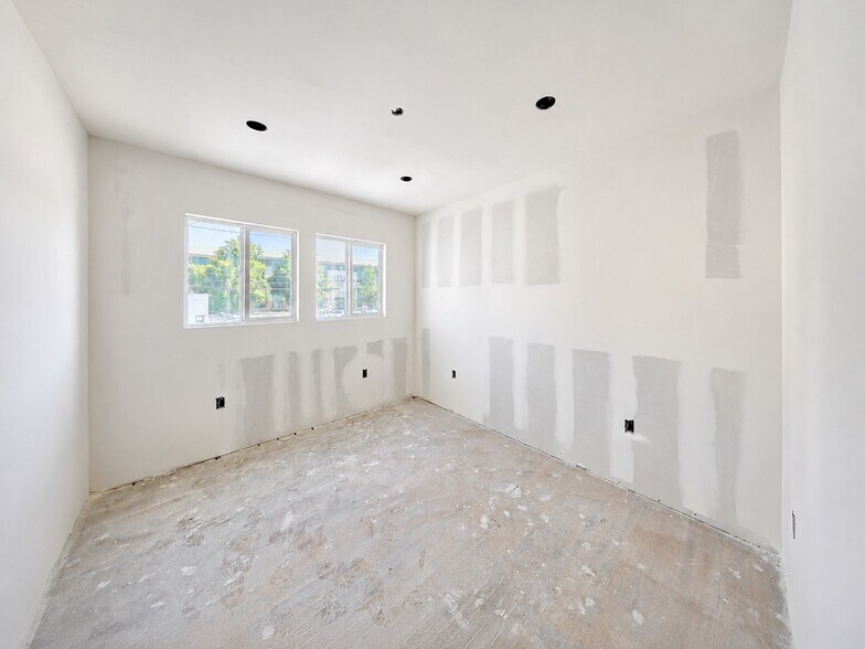 More Photos Of 14426 Friar St, Van Nuys Storefront For Sale