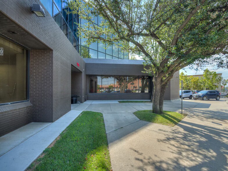 More Photos Of 9520 N May Ave, Oklahoma City Office For Lease