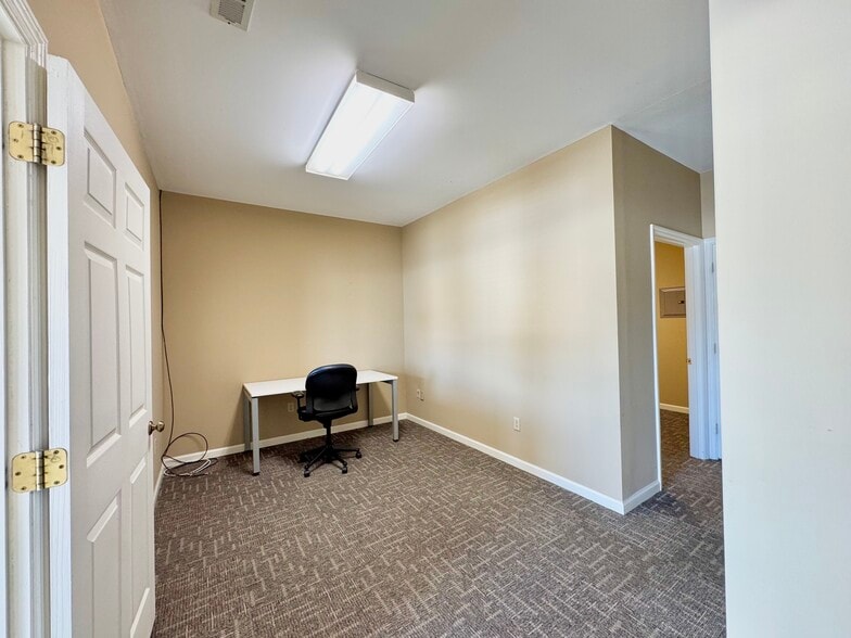 More Photos Of 1301-1385 W Danville St, South Hill Office For Lease