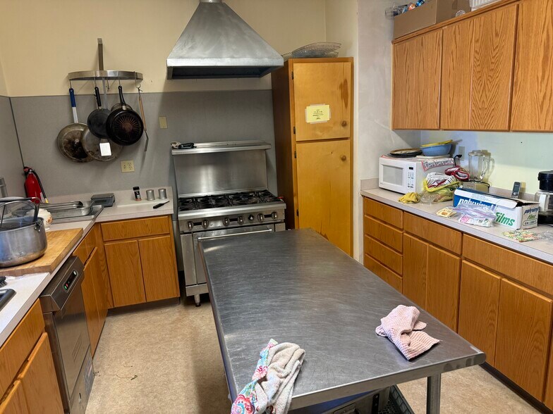 More Photos Of 240 NW Washington St, Sheridan Specialty For Sale