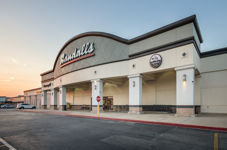 More Photos Of 5240-5392 W 34th St, Houston General Retail For Lease