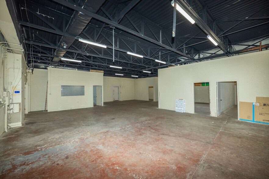 More Photos Of 1016-1020 N 10th St, Kansas City Light Distribution For Sale