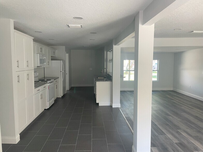 More Photos Of 2726 6th Ave W, Bradenton Office For Sale