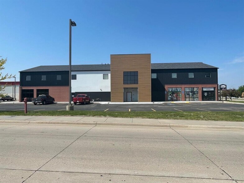 More Photos Of 221 W 44th St, Kearney Showroom For Lease