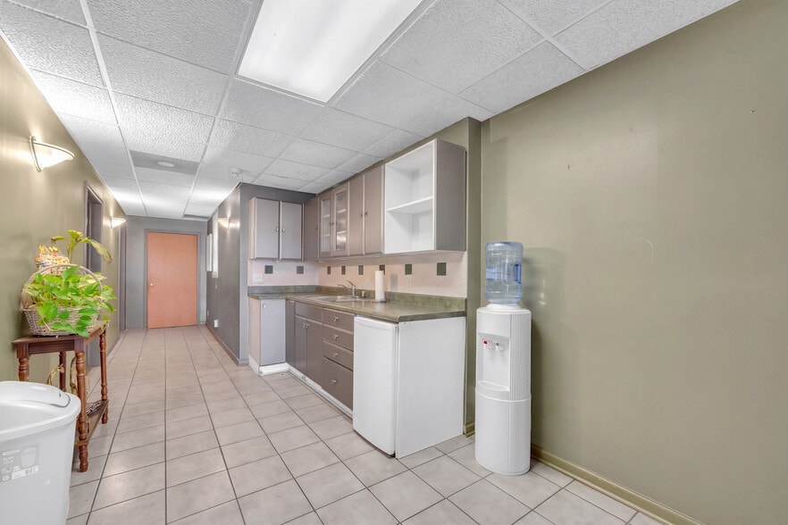 More Photos Of 6533 W North Ave, Oak Park Storefront Retail Office For Sale