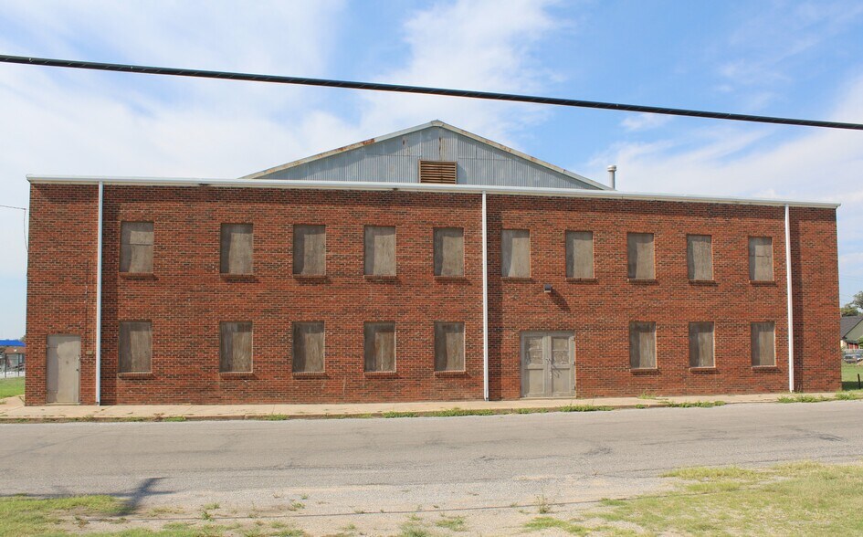 More Photos Of 1871 Elm, Waynoka Sports And Entertainment For Sale