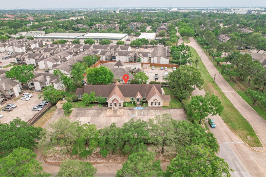 More Photos Of 11201 Steeplepark Dr, Houston Office Residential For Sale