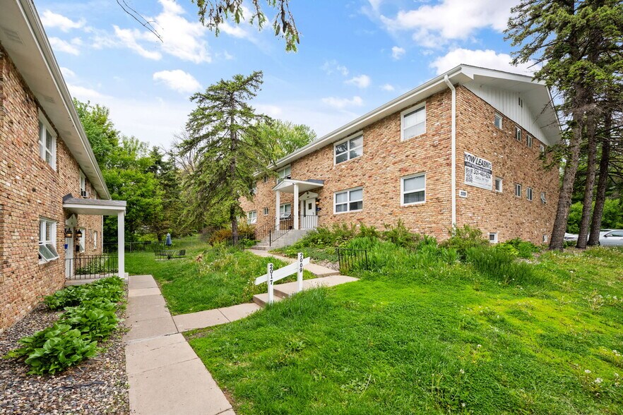 More Photos Of 2009-2017 Commerce Blvd, Mound Apartments For Sale