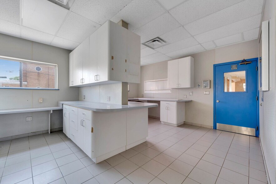 More Photos Of 73 W Merrick Rd, Valley Stream Veterinarian Kennel For Sale