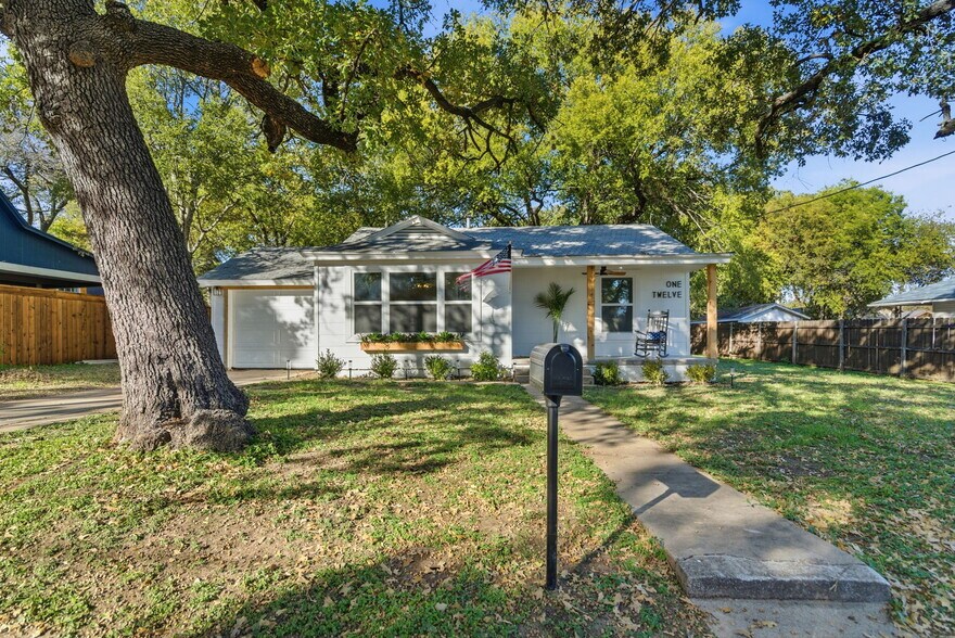 More Photos Of 112 W Akard St, Weatherford Flex For Sale