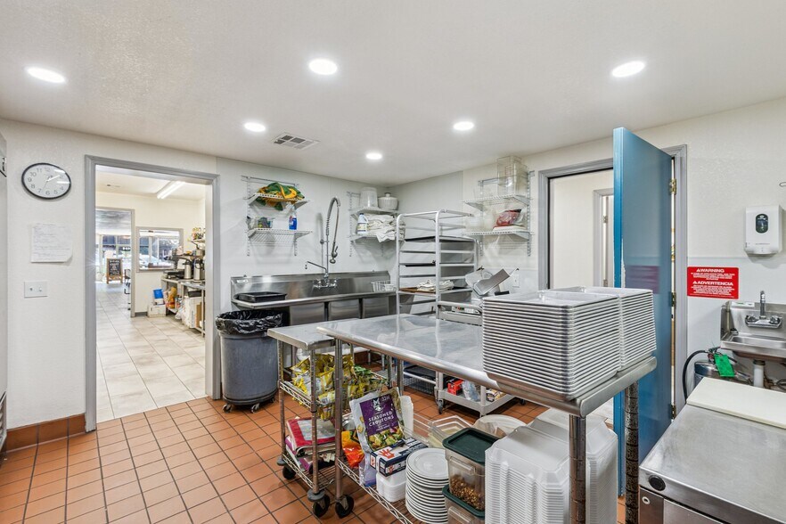More Photos Of 424 W Chickasha Ave, Chickasha Storefront For Sale
