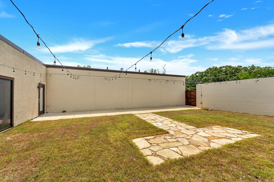 More Photos Of 2001 S Austin Ave, Denison Light Distribution For Lease