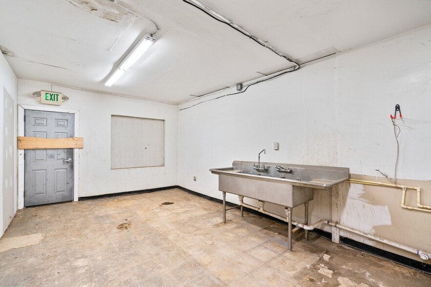 More Photos Of 2800 Huntingdon Ave, Baltimore Storefront Retail Residential For Lease