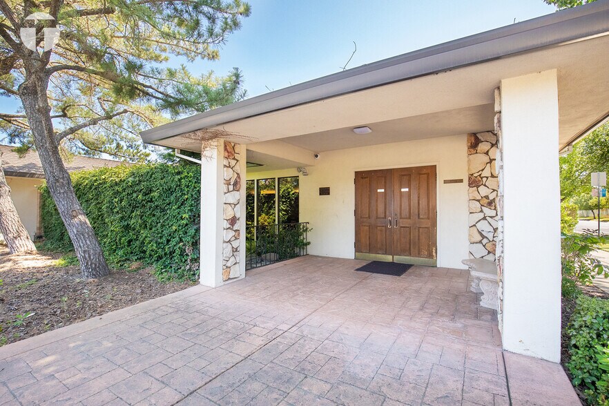 More Photos Of 2685 Riverside Blvd, Sacramento Funeral Home For Sale