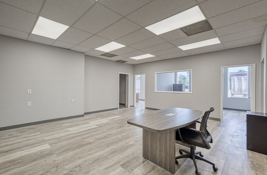 More Photos Of 6501 Arlington Expy, Jacksonville Office Residential For Lease