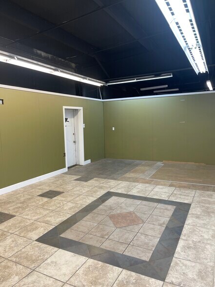 More Photos Of 680 SE 13th St, Ontario Showroom For Lease