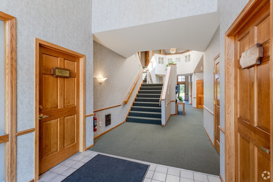 More Photos Of 1001 W Glen Oaks Ln, Mequon Office For Lease