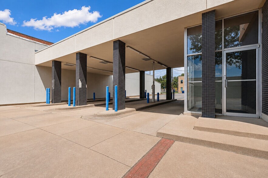 More Photos Of 317 E 3rd St, Burkburnett Bank For Sale