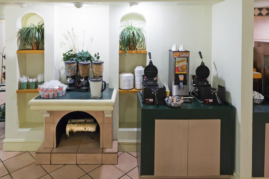 More Photos Of 2525 E Main St, Eagle Pass Hotel For Sale