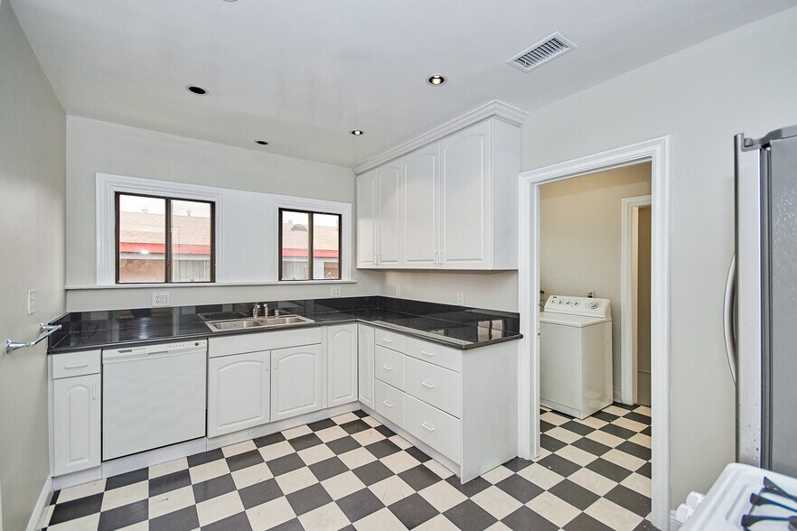 More Photos Of 6669 De Longpre Ave, Los Angeles Apartments For Sale