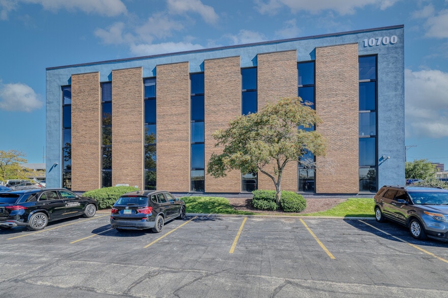 More Photos Of 10700 W Higgins Rd, Rosemont Office For Sale