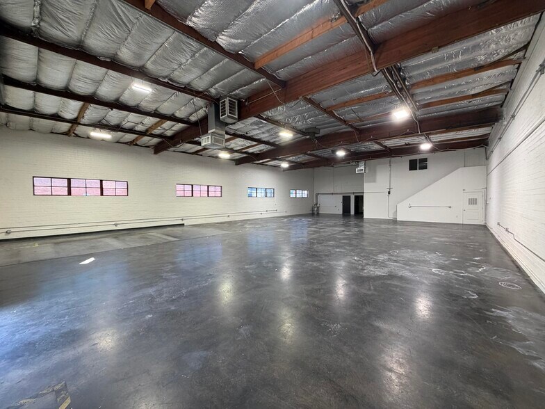 More Photos Of 2521 Ontario St, Burbank Warehouse For Lease