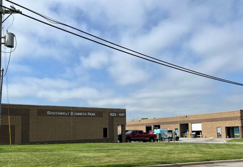 More Photos Of 1125-1147 W Dennis Ave, Olathe Warehouse For Lease
