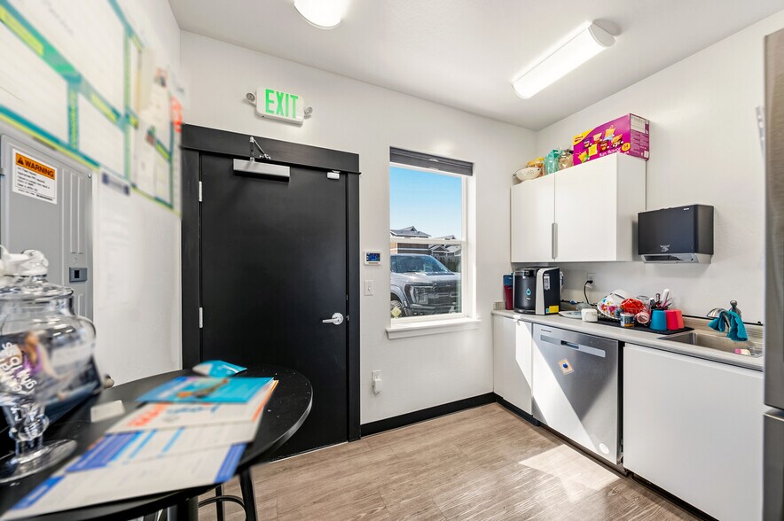 More Photos Of 296 S Pacific Hwy, Talent Medical For Sale