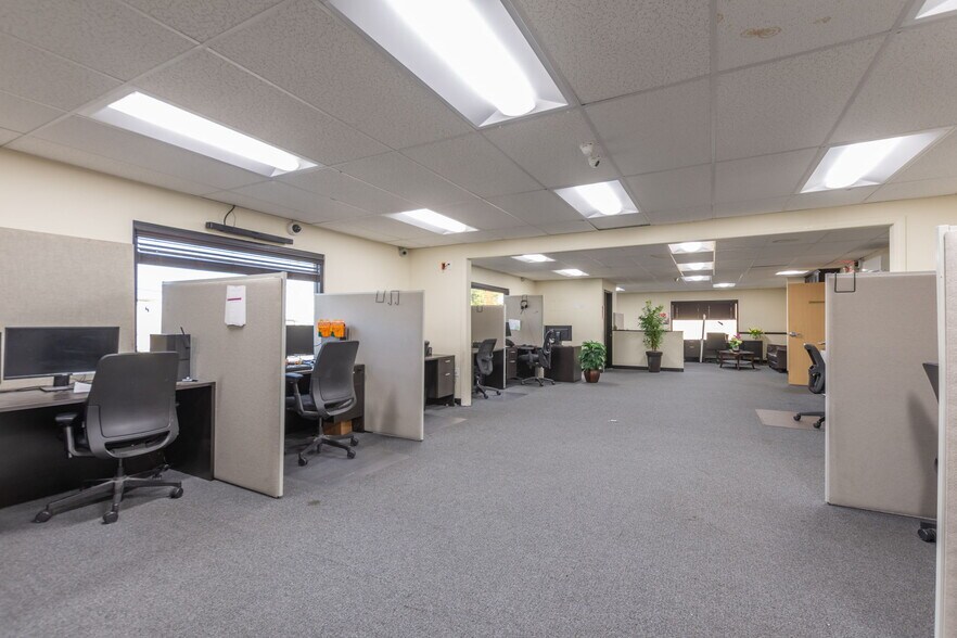 More Photos Of 7131-7133 Darby Ave, Reseda Office For Sale