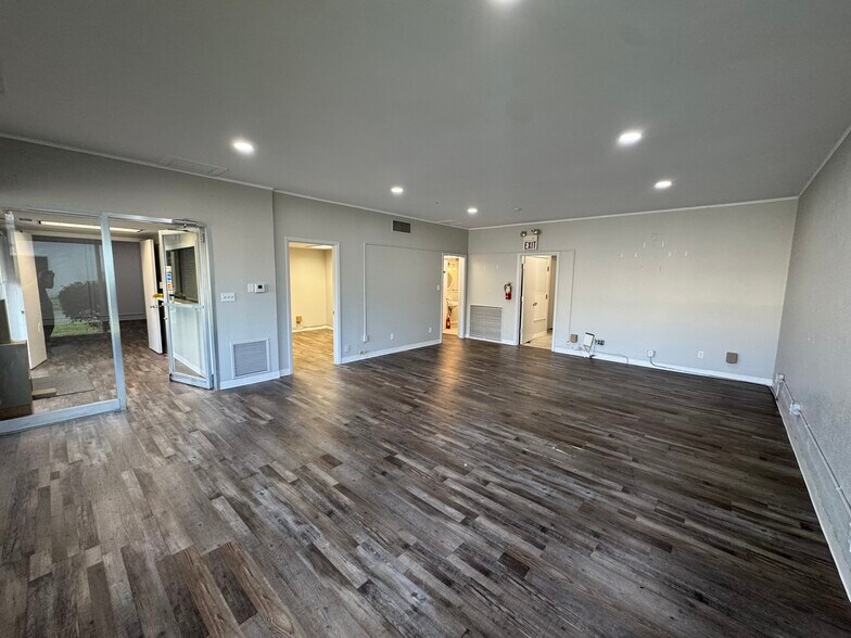 More Photos Of 300 N Washington St, Kaufman Office For Lease