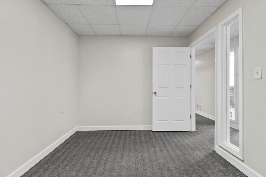 More Photos Of 1119-1123 Merriam Ln, Kansas City Office For Sale