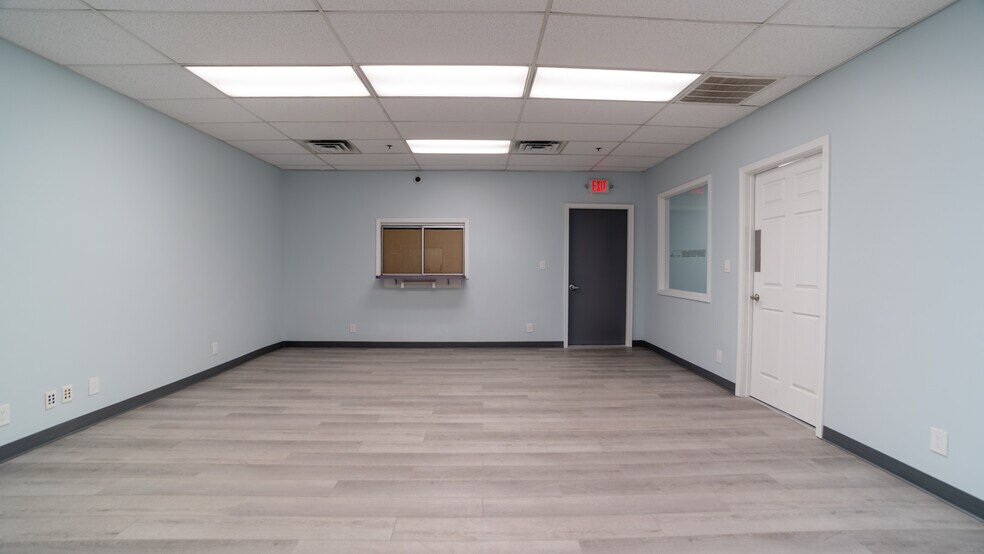 More Photos Of 125-127 Byassee Dr, Hazelwood Warehouse For Lease