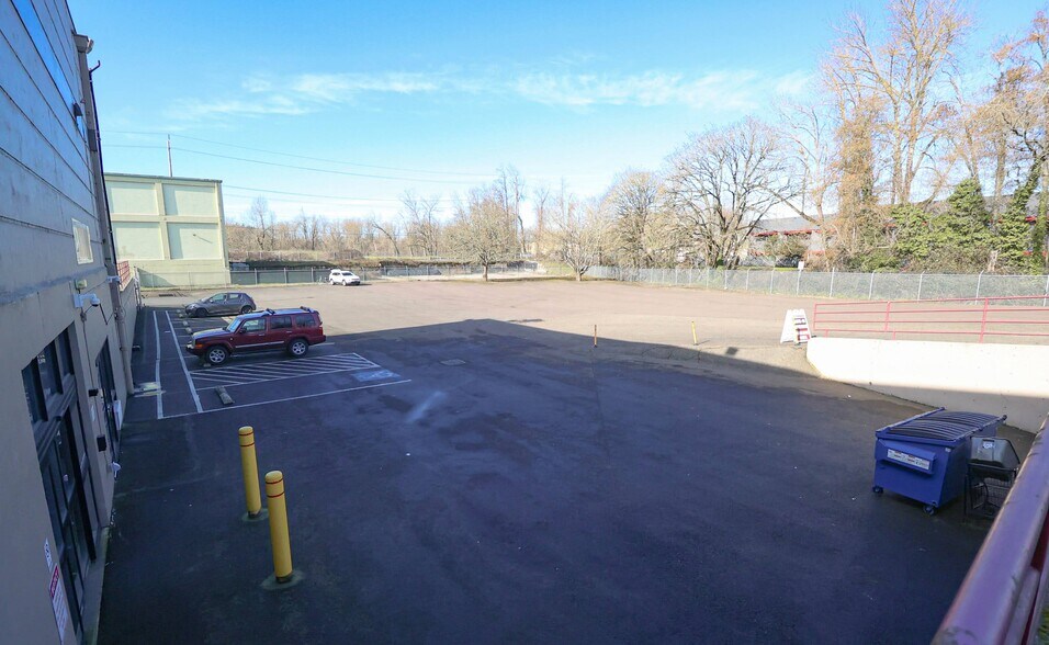 More Photos Of 299 D St NE, Salem Supermarket For Sale