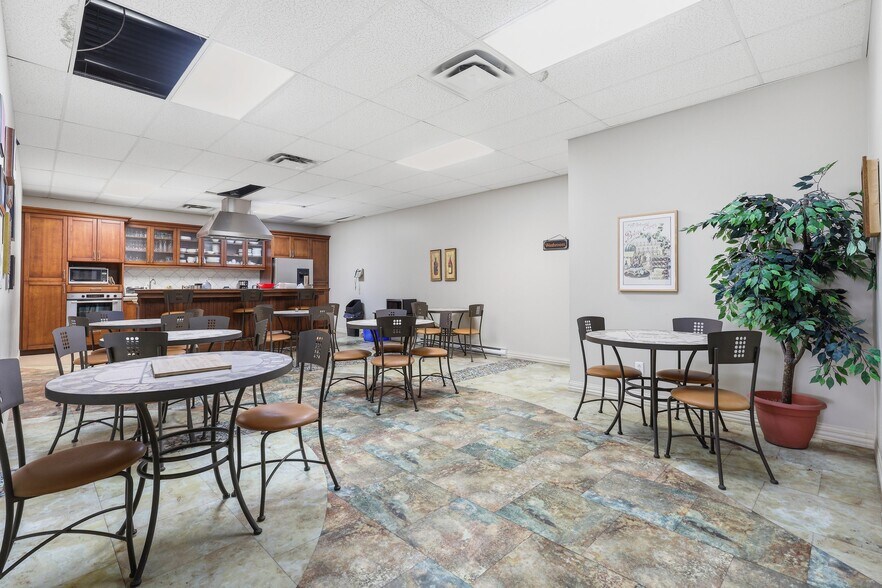 More Photos Of 8905 Boul Henri-Bourassa O, Saint-Laurent Showroom For Lease