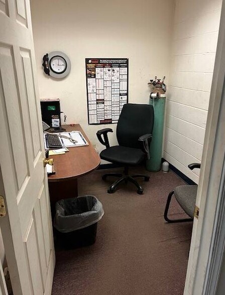 More Photos Of 3313 Seneca Tpke, Canastota Service For Lease