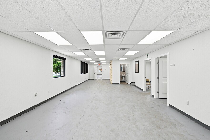 More Photos Of 6613 N 19th St, Waco Warehouse For Sale