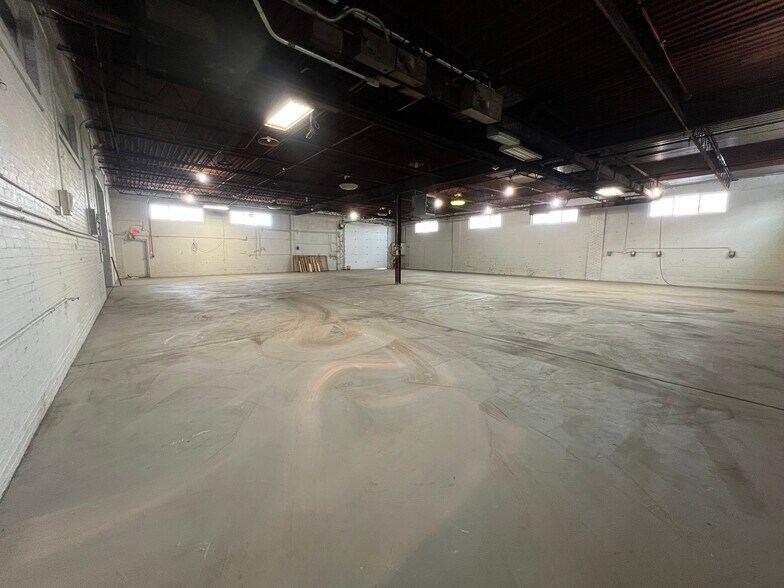 More Photos Of 119 Bond St, Elk Grove Village Warehouse For Lease
