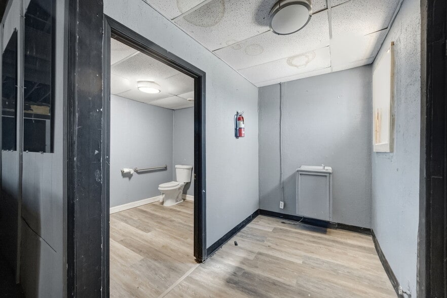 More Photos Of 2600 N Florissant Ave, Saint Louis Flex For Sale