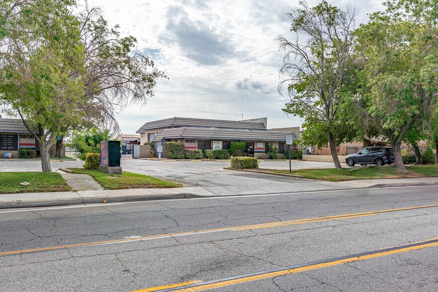 More Photos Of 39126-39130 3rd St E, Palmdale Service For Sale