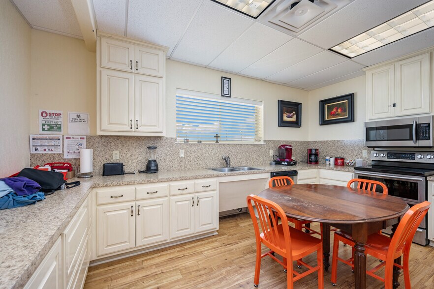 More Photos Of 140 Paloma Dr, Floresville Office For Sale