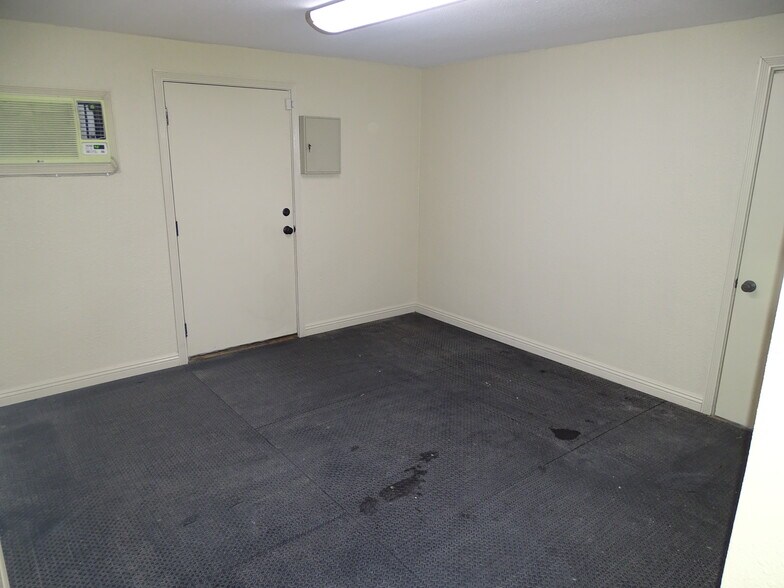 More Photos Of 2110 W Bonanza Rd, Las Vegas Service For Lease