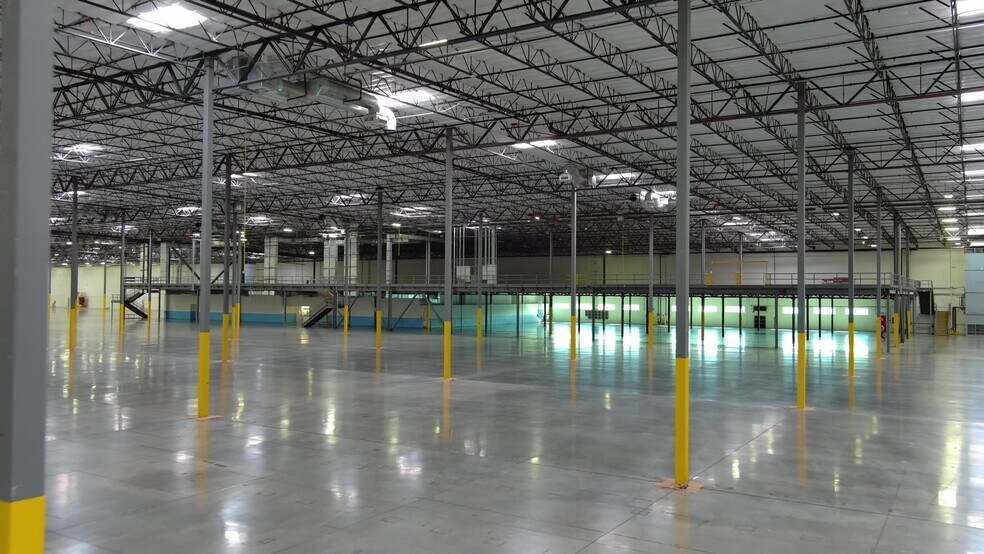 More Photos Of 5835 E Ann Rd, Las Vegas Distribution For Lease